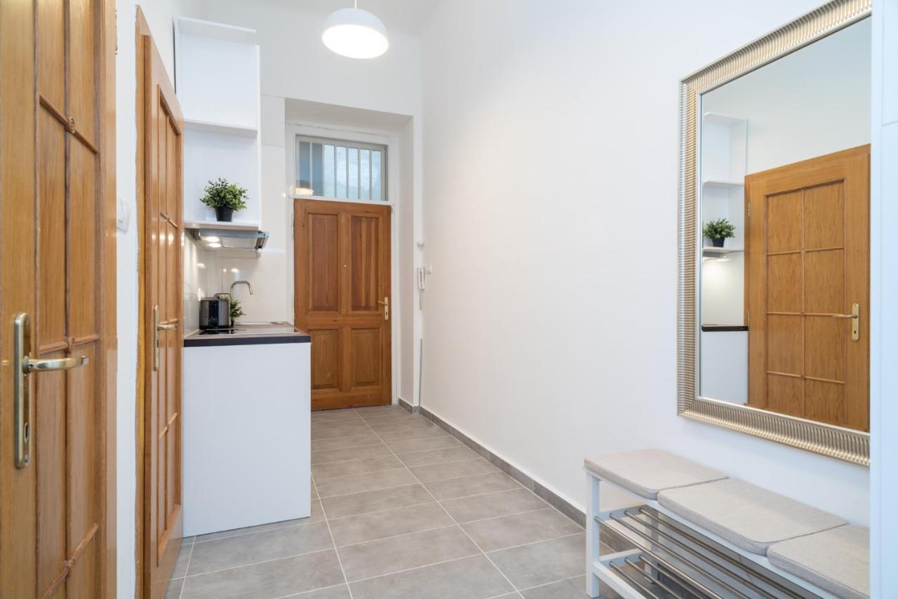 Stylish New Home With View On New York Palace Budapest Esterno foto
